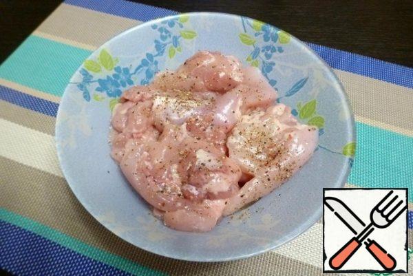 Leave the preparation for the future dish for 20-30 minutes to salt.