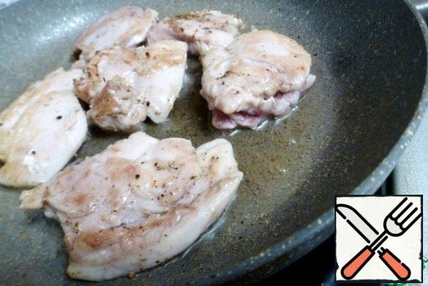In a preheated frying pan, quickly fry the pieces of thighs.