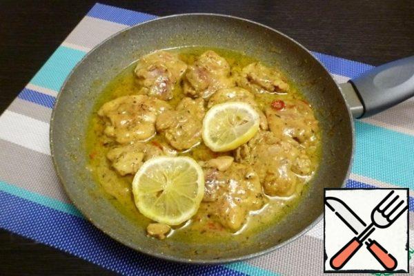 At the end, dilute the starch with two tablespoons of water, pour into the pan and gently mix. The starch will tighten the sauce, it will become thicker and stick to the pieces of meat.