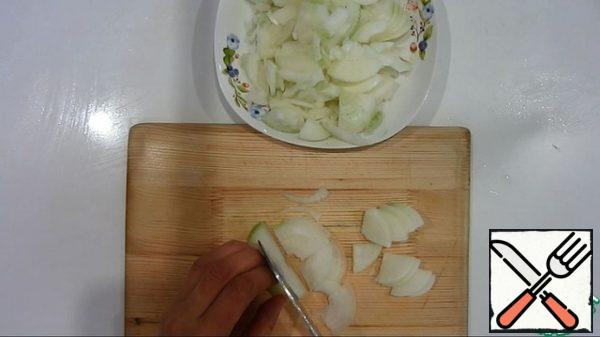 Finely chop the onion and fry in vegetable oil.
