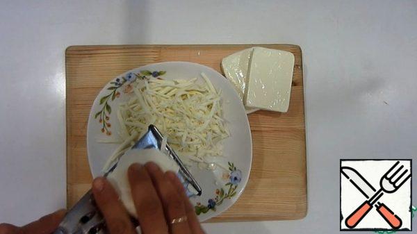 Grate the cheese on a grater.