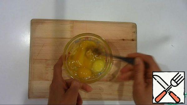 Mix eggs with salt.