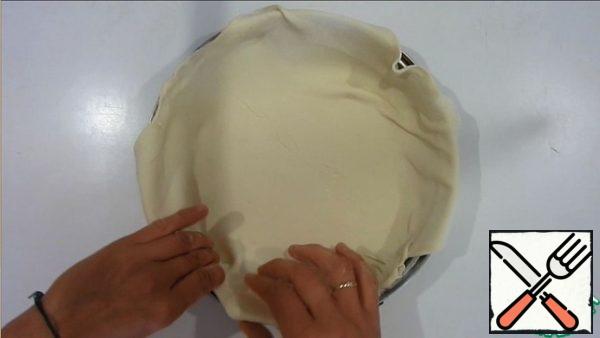 One layer of dough is rolled out. We put it in a form with a diameter of 25 cm.