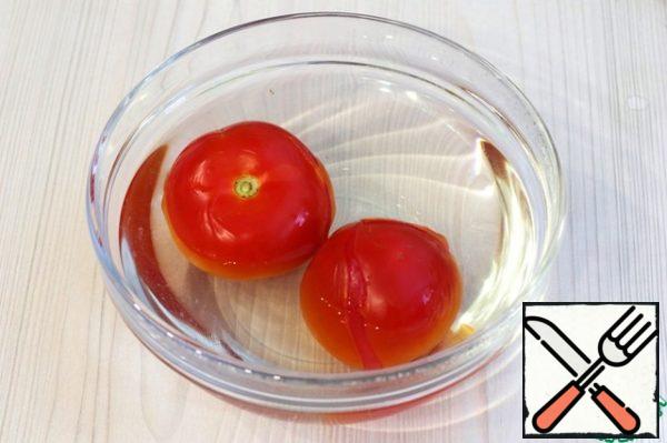 Tomatoes (2 PCs.) pour boiling water, remove the skin.
