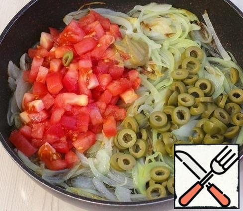 Add 4 tablespoons of vegetable oil to the pan, add the onion, and saute the onion until soft and light Golden brown. Next, add the sliced olives and tomatoes, add 1 tablespoon of mustard. The mixture is stirred.