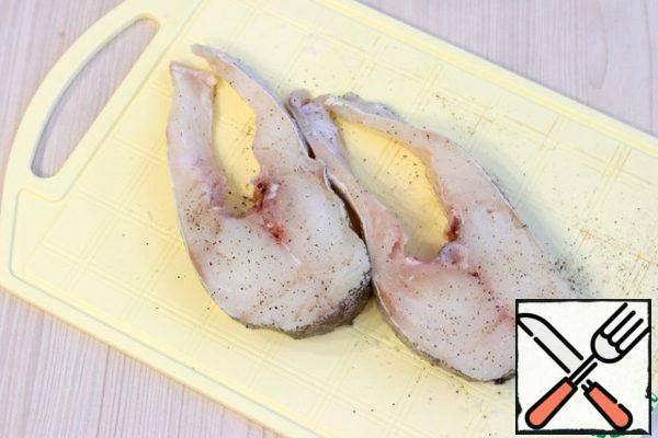 Cod steaks (2 PCs.), total weight 350 gr. (the thickness of cod steaks is 2-2. 5 cm.) lightly add salt and pepper, then pan in flour.