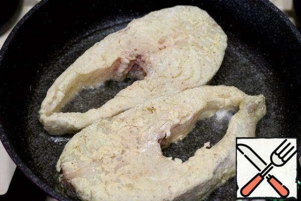 Fry the steaks on a hot fire until Golden brown. We will continue to bring the fish to readiness.