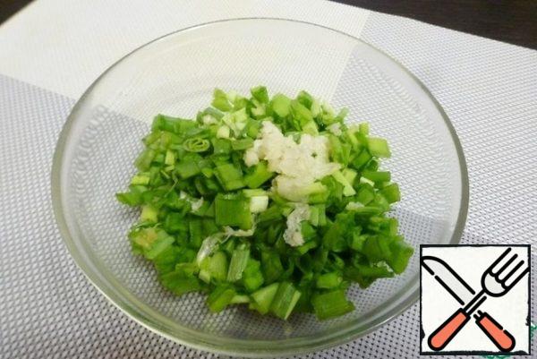 Chop the green onions. Squeeze the garlic through a press.