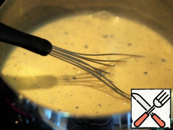 In a saucepan, boil the cream, sugar, pod, and vanilla seeds. Remove the pan from the heat and remove the vanilla pod. Squeeze the water out of the gelatin and mix the gelatin with the slightly cooled mixture. Pour the mixture into small serving molds or glasses. Cool and allow to cool for at least 3 hours before serving.