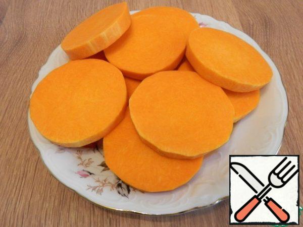 Peel the pumpkin and cut it into 2 cm thick circles. Squeeze the juice out of the orange.