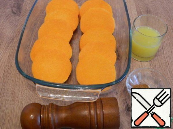 Put the pumpkin in a mold, pour 1 cup of orange juice.