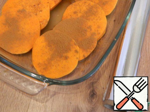Sprinkle the pumpkin lightly with cinnamon and freshly ground pepper. Put in the oven and bring to semi-readiness at a temperature of 200 degrees for 15 minutes, while covering the form with foil.