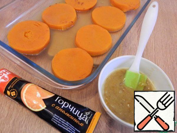 Remove the pumpkin from the oven, smear the sauce and send it to bake at a temperature of 220 degrees for 20 minutes.