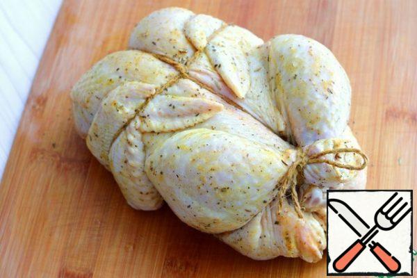 Grate the chicken inside and out with the prepared mixture. next, tie the chicken with twine, place it on the grill and send it to the oven preheated to t200c. 