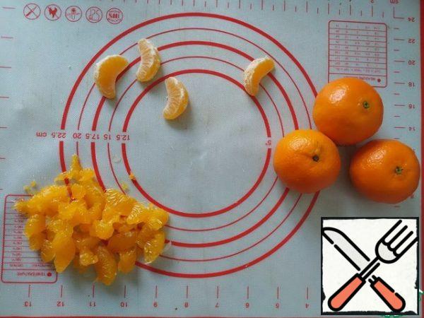 Prepare the filling: to do this, peel the tangerine slices from the films. Make a puree of mango. I used ready-made mango puree with sugar. By the way, this is a great place to puree peaches.