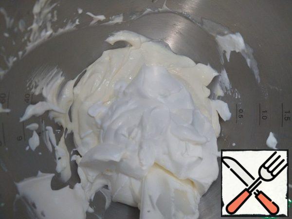 Then add the pre-whipped cream, mix everything carefully