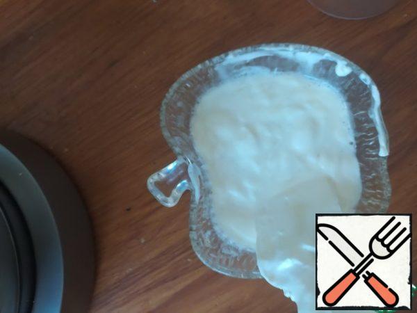 In the pre-soaked gelatin, add a tablespoon of a mixture of cream cheese, cream, etc. Mix well and pour everything into the total mass. Gently mix. We transfer it to a pastry bag and leave it on the table.