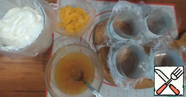 Separately, I want to focus on the forms. Since I am not a professional pastry chef, I do not have many forms. So I adapted sheets of thick cardboard. Twisted into a ring, connected with paper clips, the bottom was tightened with food wrap, inside an acetate film or file.