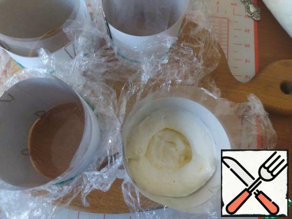 Assembly: at the bottom of the mold through a pastry bag, spread the mass of cheesecake (according to the type of well).