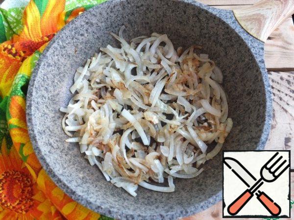 Cut the onion into quarters and fry until Golden brown in a small amount of vegetable oil
