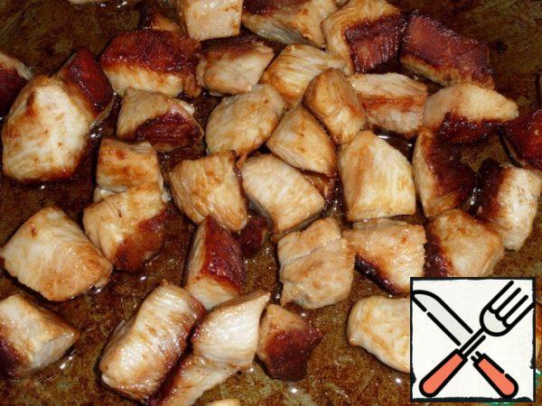 In a preheated frying pan, pour vegetable oil and spread the chopped chicken meat. fry for 7-10 minutes.