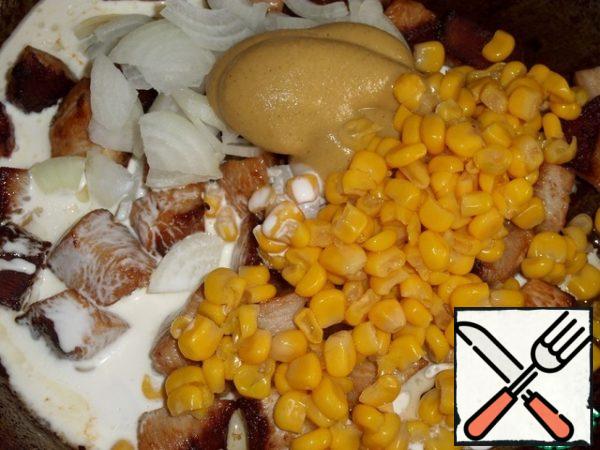 Then add the onion, salt, mustard, corn, cream to the fried meat. Mix the mass.