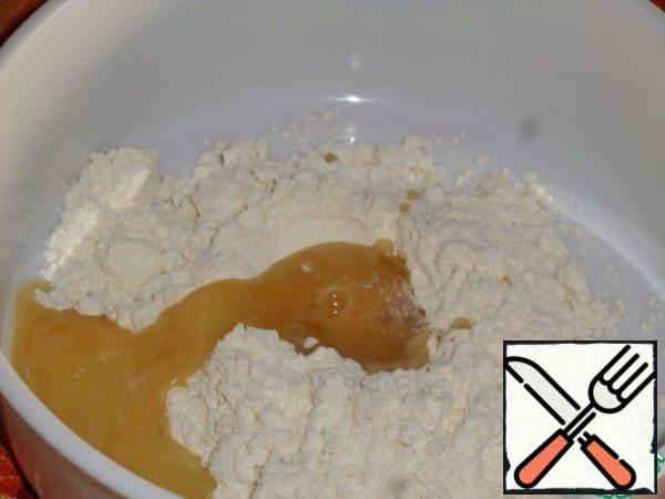 To do this, put flour, a pinch of salt and a pinch of sugar in a cup. Add 1 tsp vegetable oil, milk and 1 beaten quail egg.