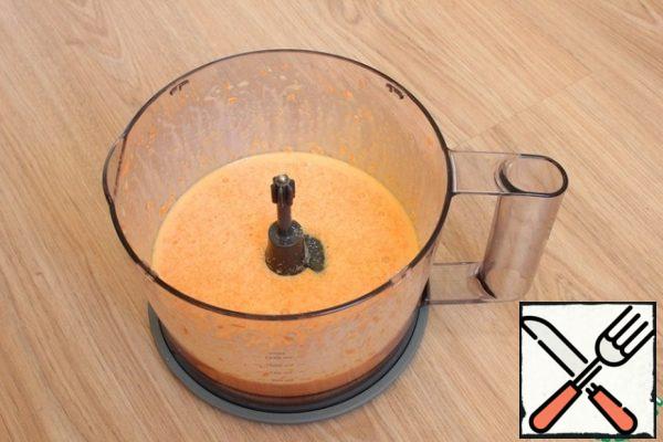I add vegetable oil, egg, sugar and salt to the carrots. Beat with a blender until smooth.
