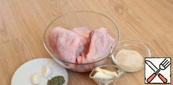To make a crispy mustard crust, I will need a piquantly sweet mustard.
I thoroughly wash the chicken thighs and wipe them dry with paper napkins.