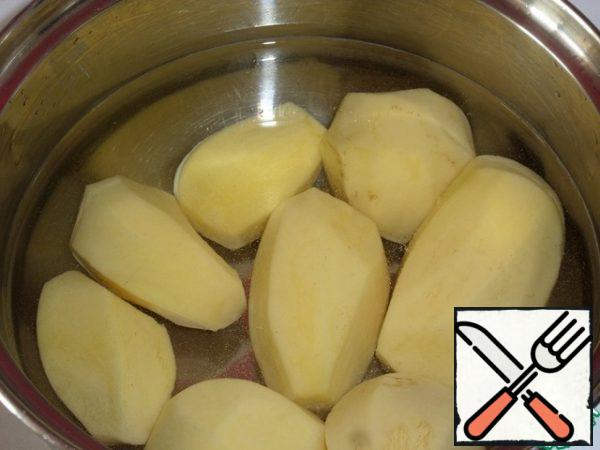 Prepare the products. Peel the potatoes. Put it in a saucepan, add water and 1 teaspoon salt. Cook until tender.