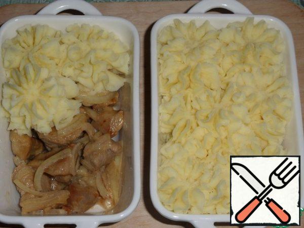 Spread mashed potatoes on top of the meat.