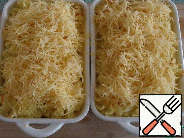 Sprinkle the casserole in the molds with grated cheese and return to the oven. Bake for another 10 minutes.