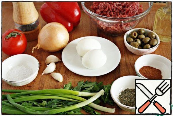 These products will be needed to prepare our flavorful filling. Pepper, onion, tomato should be cut into a 3-4 mm cube. Finely chop the eggs, olives, garlic and herbs.