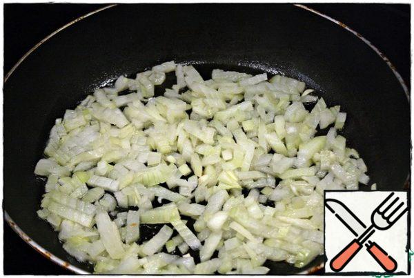 In a slightly heated frying pan, pour olive oil, fry the onion until transparent.