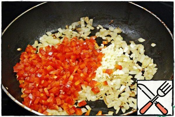 Add the garlic, mix and immediately add the sweet pepper, fry for a couple of minutes.