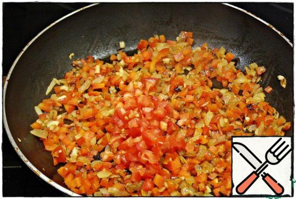 Reduce the heat to a minimum, add the tomato and simmer for another two or three minutes. Then add the basil, ground pepper, paprika and, if desired, chili pepper, mix.