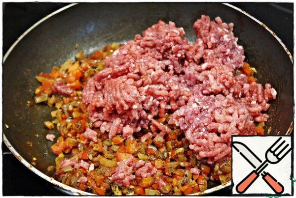 Add the minced meat to the vegetables, divide well and mix with the filling.