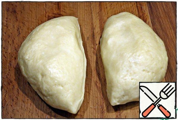 After that, we divide the dough in half, take one part and roll out a layer three millimeters thick.
