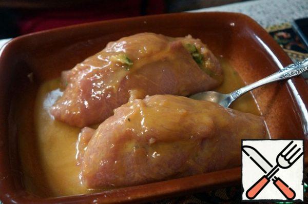 Put the rolls in a baking dish, pour the glaze over them, turning them over so that the glaze envelops them from the top and bottom.