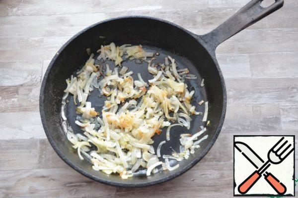 In melted butter, fry the chopped quarter-rings of onions until Golden brown