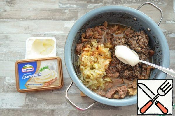 To the stewed beef, add toasted onions, chopped mushrooms, melted cheese. Add salt and nutmeg to taste.