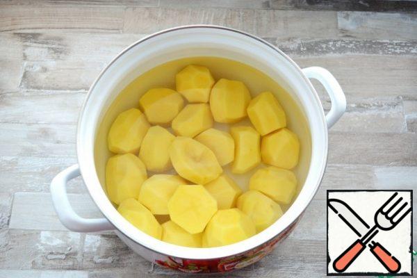 Peel the potatoes, cover with cold water and cook until tender. it is better if you slightly overcook the potatoes, then the mashed potatoes will be more tender.
do not add salt!