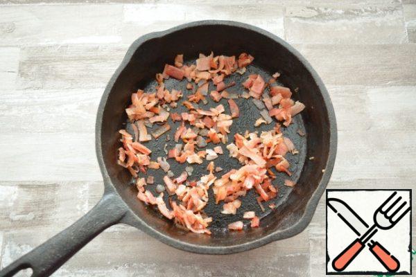While the potatoes are cooking, fry the finely chopped smoked bacon in a dry pan until golden brown.

Put the milk to warm up.