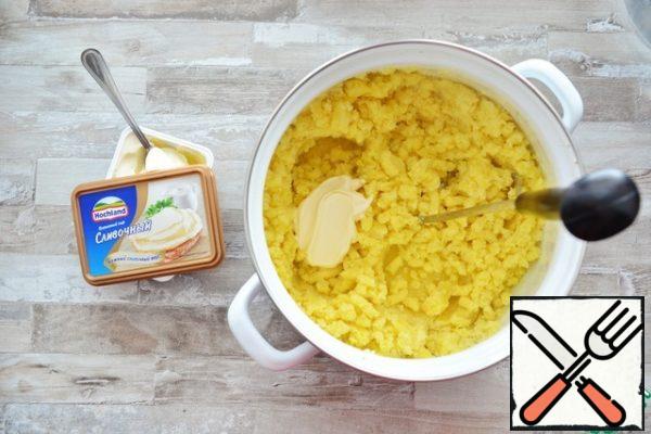 drain the liquid from the potatoes. return the pan to the stove and lightly dry the potatoes. Now mash the potatoes with a masher thoroughly without adding any liquid. Once all the potatoes are mashed, add the melted cheese and mash everything together again.