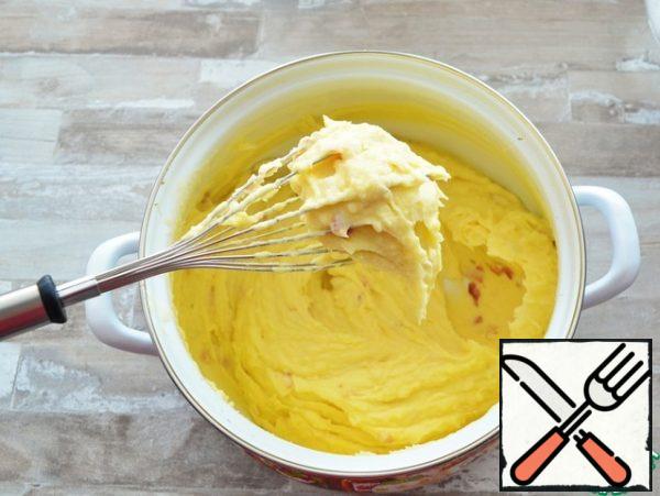 Take a whisk and whisk the puree thoroughly so that it becomes airy.

i assure you, now for all the holidays you will prepare mashed potatoes only in this way.