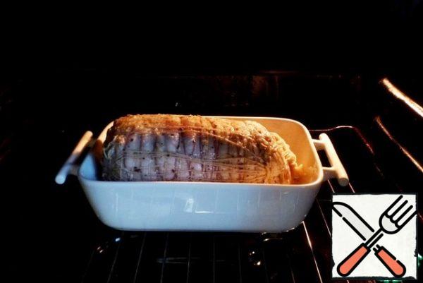 Before baking, remove the roll from the refrigerator and let it warm to room temperature.
Pour vegetable oil on top and put in the oven at 220 degrees for 30 minutes. Then reduce the temperature to 130 and bake for another hour or an hour or twenty (depending on the size). Then turn off the oven and let the porquette "rest" in the oven for another 20 minutes.