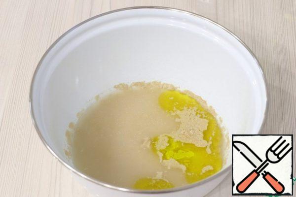 In a bowl, add warm water (130 gr.), add yeast (4 gr.), add 30 gr. olive oil, add 1 pinch. salt. Stir the mixture.