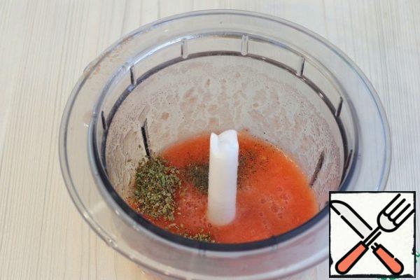 Tomatoes pour boiling water, remove the skin. Tomatoes cut into pieces, put in a bowl of a chopper, add salt, sugar, ground black pepper to taste. Next, add 1/2 teaspoon of oregano.