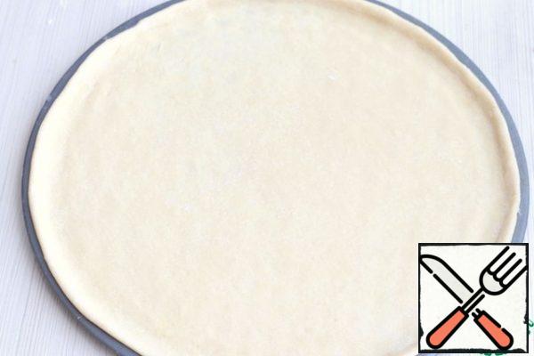Roll out the dough into a layer, place it in a pizza mold (the diameter of the pizza mold is 30 cm.)