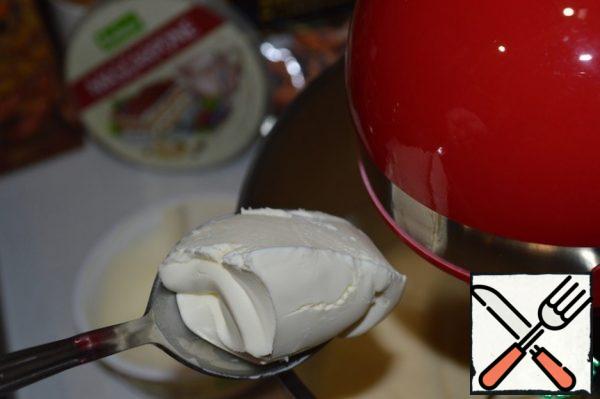 Without ceasing to beat, add a spoonful of mascarpone cheese.
